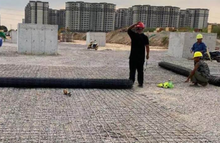 波密土工格栅铺设前地基要怎么处理？